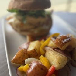 Pa’Comer Sano - Chicken Burger with Potatoes