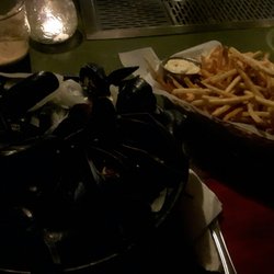 Pub St-Marc - Moules poulettes... un peu petites mais délicieuses malgré tout. Et à volonté le lundi! Ça compensera pour leur taille ;)