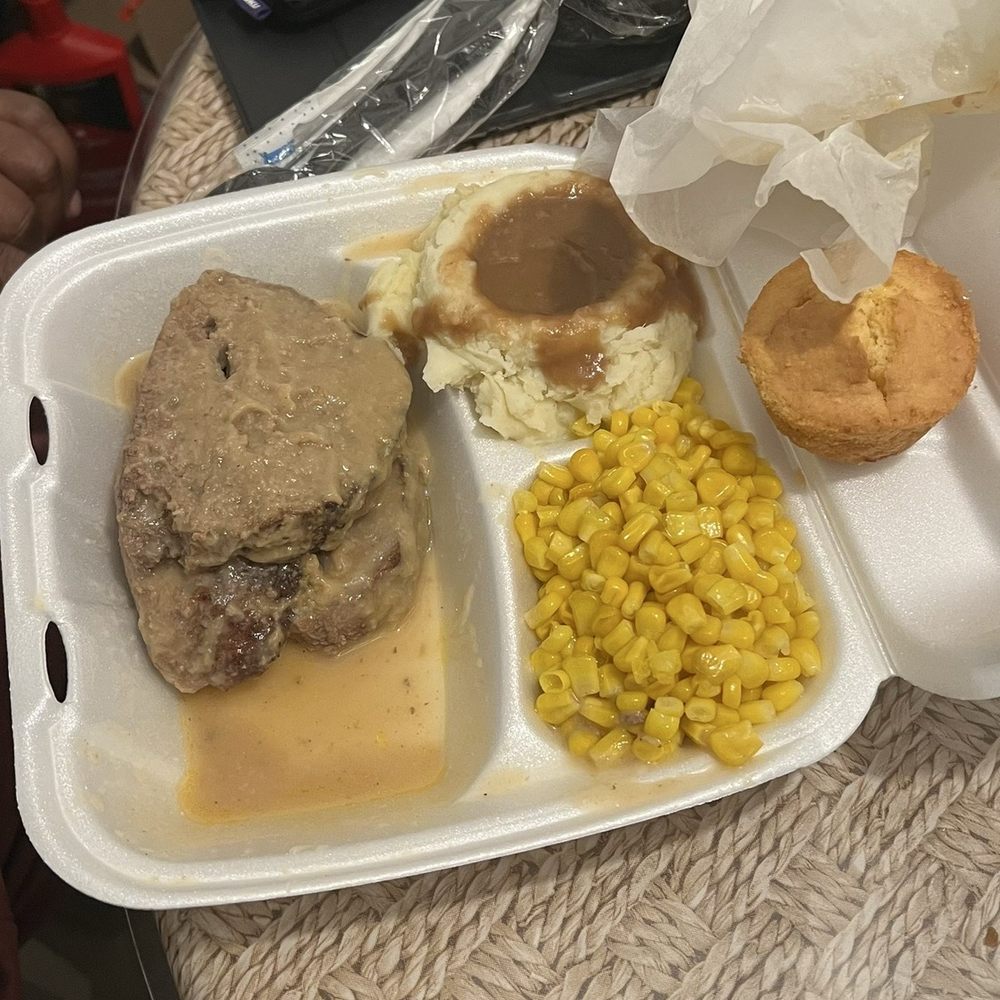 Southern Smokehouse - Meatloaf mashed potatoes with gravy and corn - Soul Food Near Me - Detroit, Michigan Southern Smokehouse - Meatloaf mashed potatoes with gravy and corn - Soul Food Near Me - Detroit, Michigan