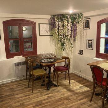 Au Port du Salut - Upstairs - French Near Me - Paris, 75