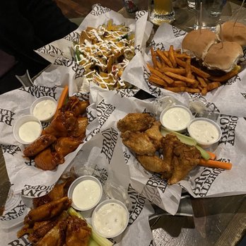 Bronx Alehouse - Honey - Sriracha, Thai Chili, Cajun, chicken Nachos Small.  Bronx sliders. - American Near Me - Bronx, New York