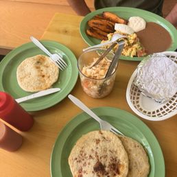 Desayuno y Pupusas: Revuelta, chicharrón con queso y queso con loroco. Desayuno y Pupusas: Revuelta, chicharrón con queso y queso con loroco.