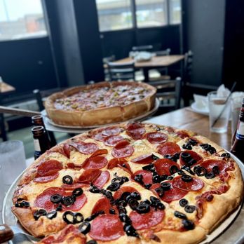 Giordano's - Thin crust with pepperoni and half mushroom and half olive. - Pizza Near Me - Chicago, Illinois Giordano's - Thin crust with pepperoni and half mushroom and half olive. - Pizza Near Me - Chicago, Illinois