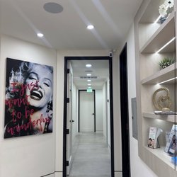 Like how cute is this office!! So modern and cool