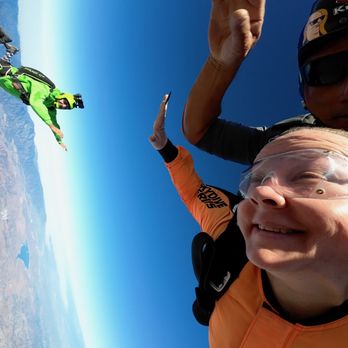 Skydive Perris - Matteo in the green (he's stealing this shot for sure) LOL - great team - Skydiving Near Me - Perris, California Skydive Perris - Matteo in the green (he's stealing this shot for sure) LOL - great team - Skydiving Near Me - Perris, California