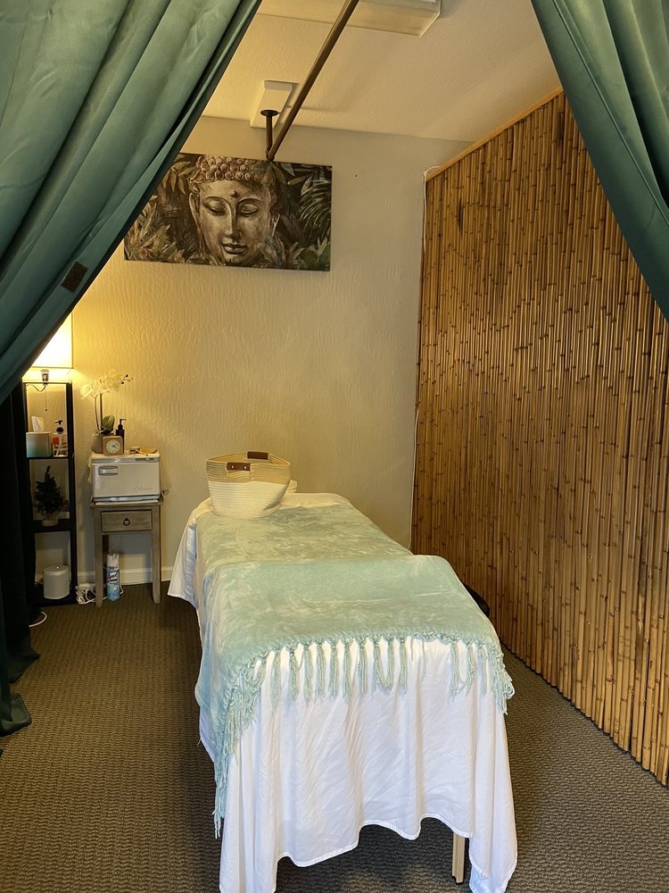 Vana Vari Massage And Bodyworks Logo