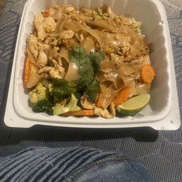 Pad see ew (Chicken, no bean sprouts)