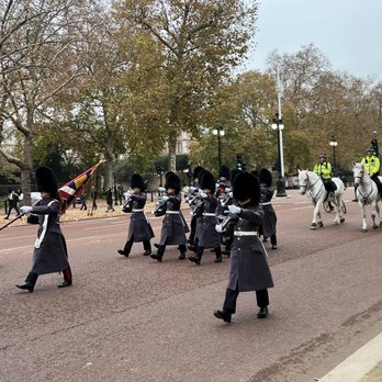 Fun London Tours - Queen's Guard marching - Tours Near Me Fun London Tours - Queen's Guard marching - Tours Near Me