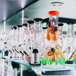 Smokers Junction - Our favourite glow in the dark waterpipe.