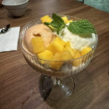 Star Leaf - Mango sticky rice, one serving - Asian Fusion Near Me - Pasadena, California Star Leaf - Mango sticky rice, one serving - Asian Fusion Near Me - Pasadena, California