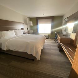 Holiday Inn Express & Suites Dinuba West - King size bedroom