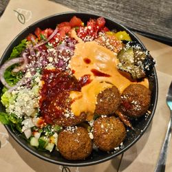 The Different Kebab - Falafel Bowl (Pommes als Basis, Knobisauce und scharfe Sauce)