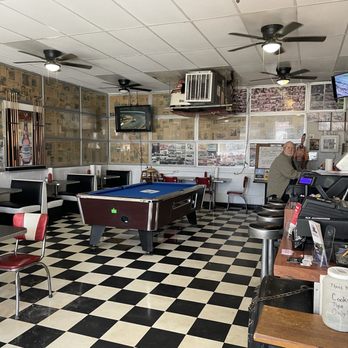Dawsonville Pool Room - American Near Me - Dawsonville, Georgia