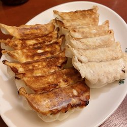 Photo of 原宿餃子樓 - Shibuya, 13, JP. Pan fried original dumplings and garlic and leek dumplings