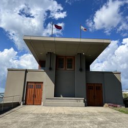 Frank Lloyd Wright's Rowing Boathouse - Extended eaves, prominent foundation - FLW give aways