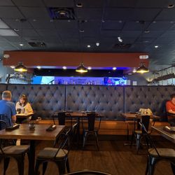 Asuka Sushi Bar and Asian Bistro - Dining room