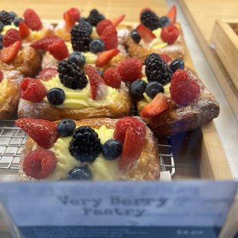 Paris Baguette - Very berry pastry - Bakeries Near Me - Tukwila, Washington Paris Baguette - Very berry pastry - Bakeries Near Me - Tukwila, Washington