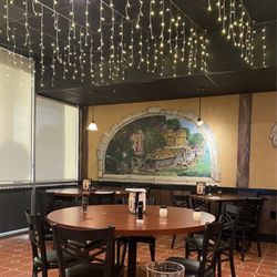 Bella Napoli Pizzeria & Restaurant - Ambiance