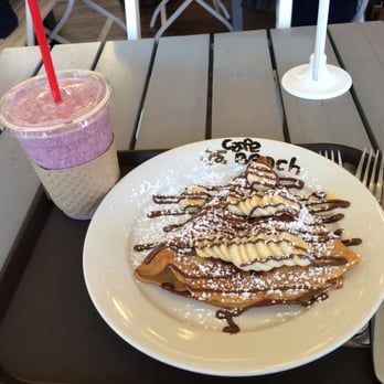 Cafe Bench - Nutella addict with Berry Mucho smoothie - Cafes Near Me - Flushing, New York