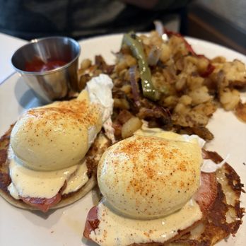 Beachside Restaurant and Bar - Benedict pretty good the potatoes were cold and sad - New American Near Me - Marina del Rey, California