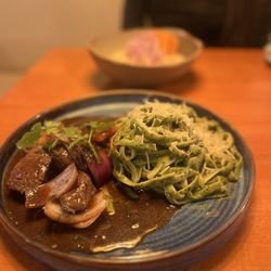 Embarcadero 41 - FETUCCINI AL PESTO CON LOMO SALTADO