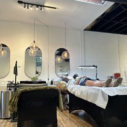 Atelier Cosmetic Tattooing - The tables setup near the front