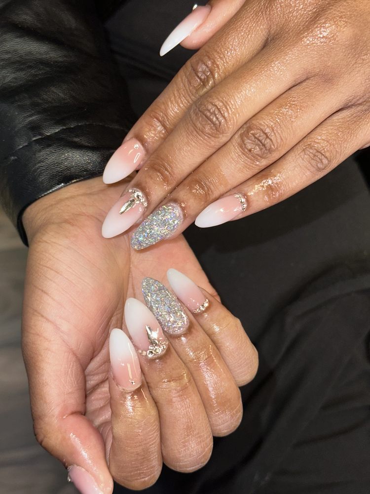 TinkTips Premier Nails  Logo