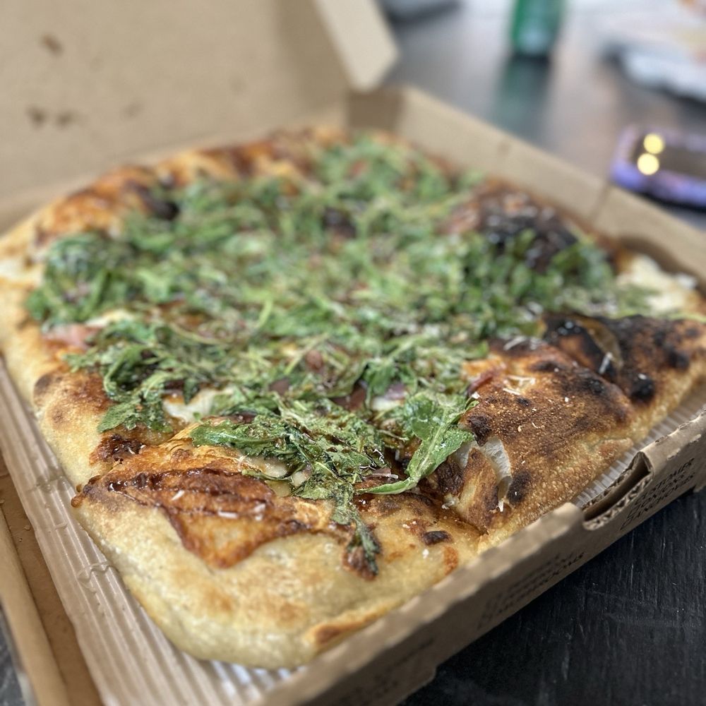 Arugula and prosciutto pizza