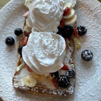 Lincoln's Landing - French toast with berries - Breakfast & Brunch Near Me - Swampscott, Massachusetts