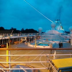 AIDA Cara - Abends mit Beleuchtung.