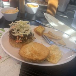 Pork sandwich with Mac and cheese Pork sandwich with Mac and cheese