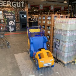 EDEKA Clayallee - Eingangsbereich - auch Fluchtweg. man kommt kaum durch!!
