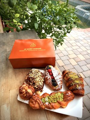 Le Saint Honore by null