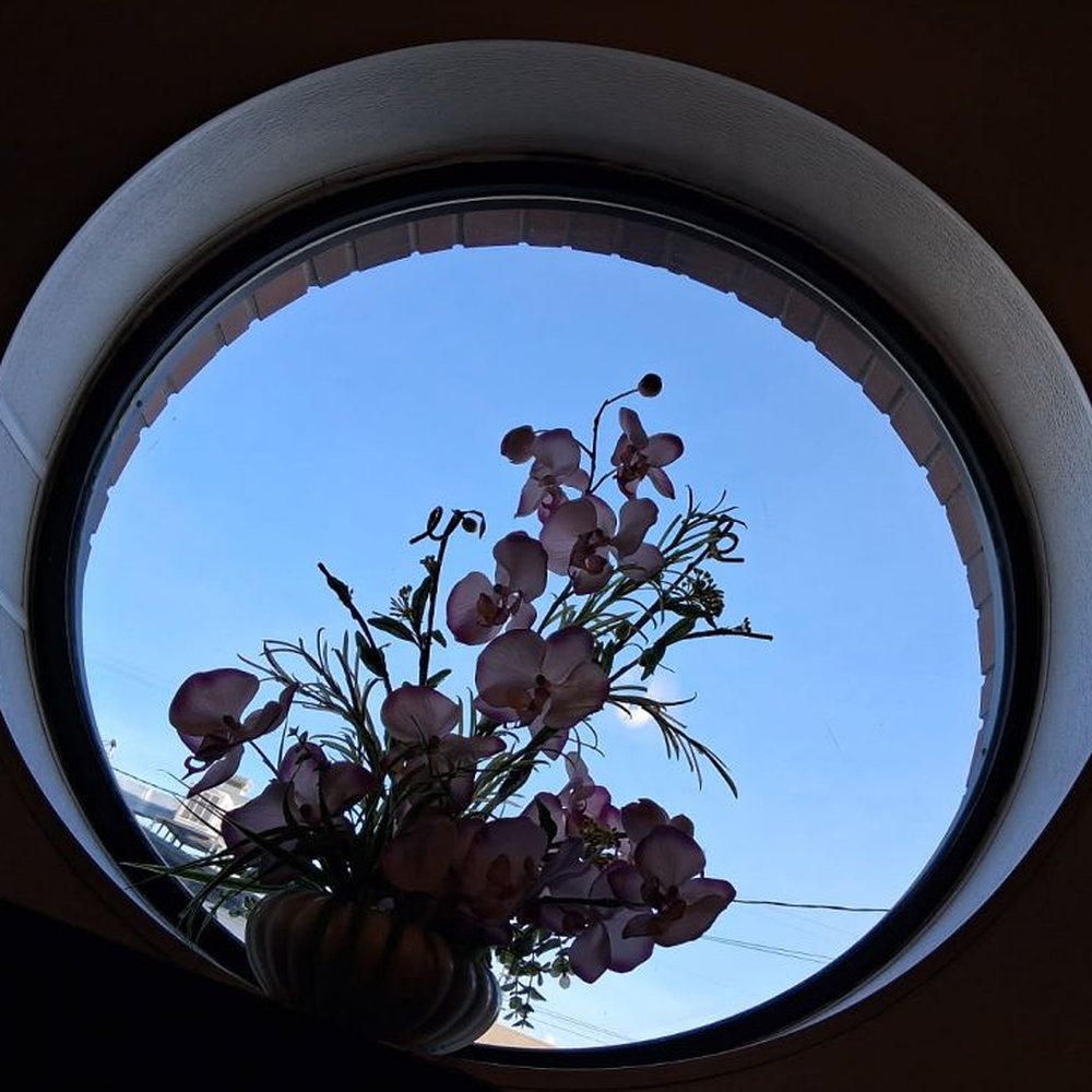 Window over my shoulder... Window over my shoulder...