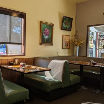 Mr. Mom's Cafe - Interior Dining room - Breakfast & Brunch Near Me - Petaluma, California