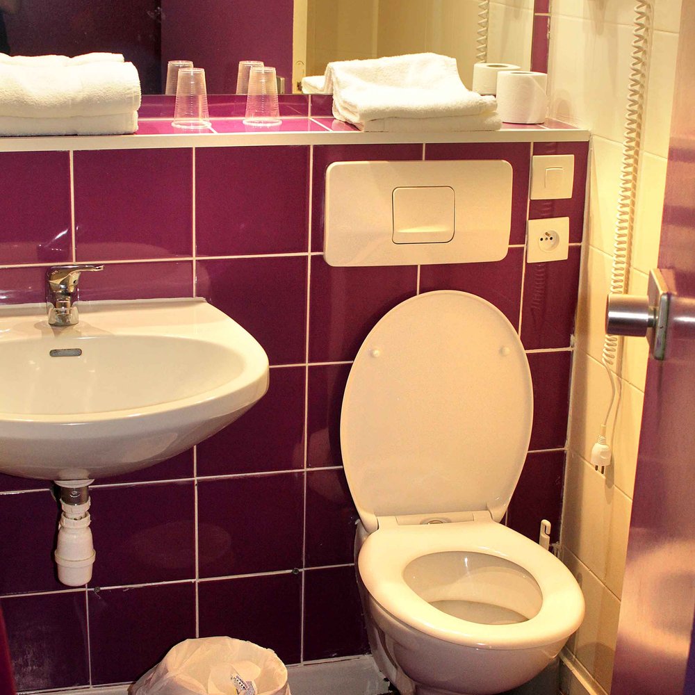 Hotel de la Plage - Bathroom in room no. 18 - Hotels Near Me - Calais, 62