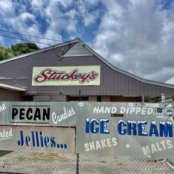 Stuckey's of Mappsville, VA - Northside of building with ads