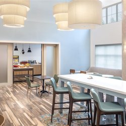 Hampton Inn & Suites Berkshires-Lenox - Breakfast Area