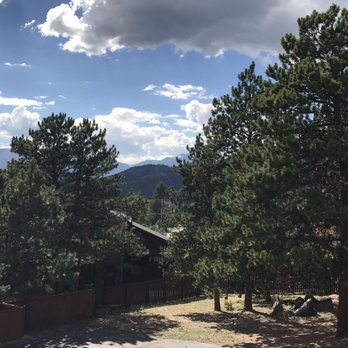 Hotel Estes - Picnic area - Hotels Near Me - Estes Park, Colorado