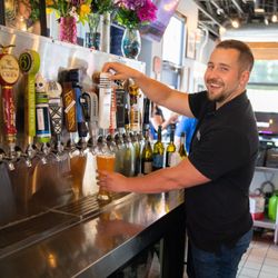 BoomBozz Pizza & Watch Bar - Jared pouring a cold craft beer!