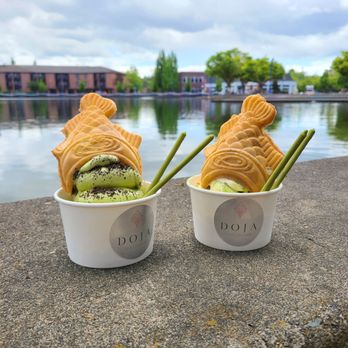 DOJA Tea Lounge - Yummy Matcha taiyaki with oreo and Vanilla Matcha Swirl with sprinkles! - Desserts Near Me - Tualatin, Oregon