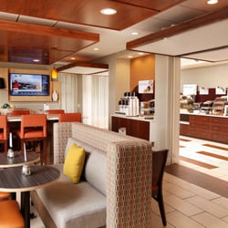 Holiday Inn Express & Suites Omaha South - Ralston Arena - Dine, work and mingle in our spacious lobby, available to guests all day.