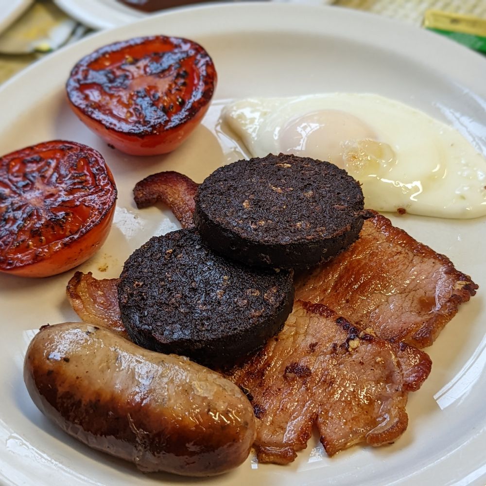 Regency Café - Set breakfast with black pudding and tomatoes - Cafes Near Me - London, XGL