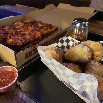Hard Hat Lounge - Pizza - Dive Bars Near Me - Las Vegas, Nevada Hard Hat Lounge - Pizza - Dive Bars Near Me - Las Vegas, Nevada
