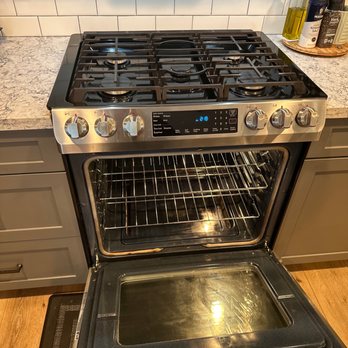 Iris Cleaning Services - Oven & Stove looks like new. - Office Cleaning Near Me - Canyon Country, California Iris Cleaning Services - Oven & Stove looks like new. - Office Cleaning Near Me - Canyon Country, California