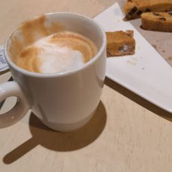 Sette - caffé Expreso bar - El café está espectacular!! Y el biscotti l mejor que me he comido.