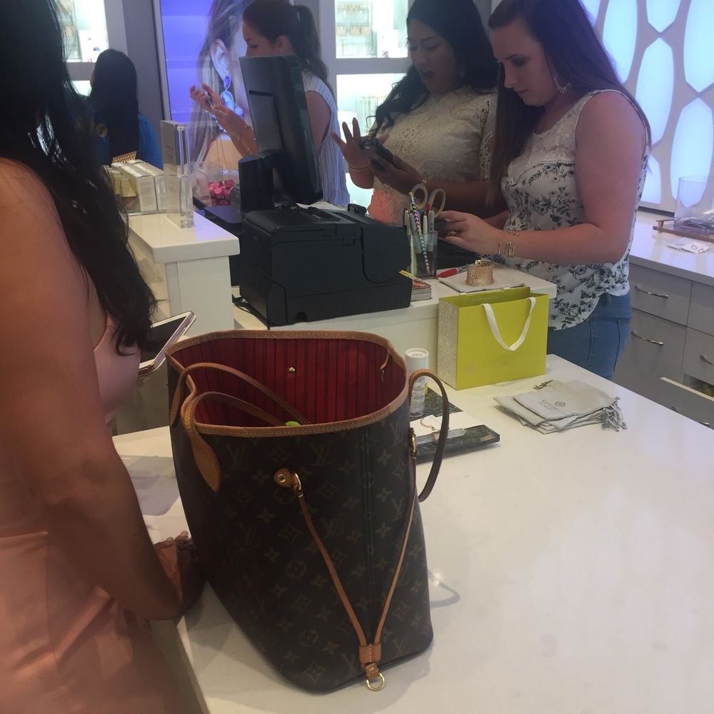 Kendra Scott - Checking out - Accessories Near Me - Austin, Texas