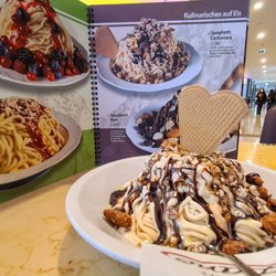 Eiscafe Tiziano - Lecker: "Spaghetti Carbonara" (Vanille- und Nusseis auf Sahne mit Eierlikör, einem Spritzer Schokoladensoße und Krokant)