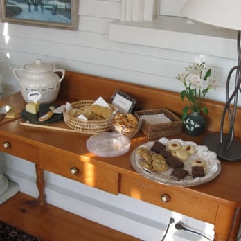 Kennebunkport Captains Collection - Afternoon Snacks in the Sun Room - Bed & Breakfast Near Me - Kennebunkport, Maine Kennebunkport Captains Collection - Afternoon Snacks in the Sun Room - Bed & Breakfast Near Me - Kennebunkport, Maine