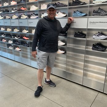 On Store LA Abbot Kinney - I'm smiling while shopping - Shoe Stores Near Me - Venice, California